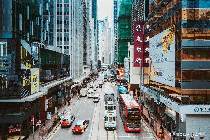 东方明珠下的香港，繁华与魅力并存